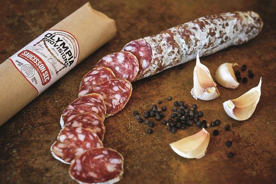 Salami Nga được treo lên men tự nhiên trong phòng kín