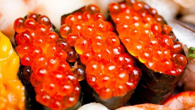 Trứng cá hồi tươi ngon còn nguyên vẹn, không bị dập vỡ.