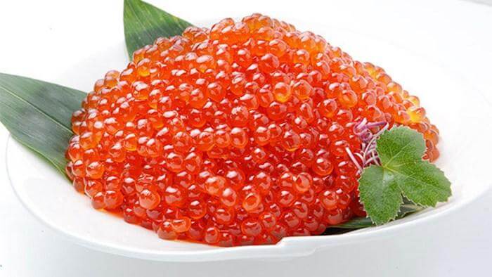 Trứng cá hồi giàu Omega-3 giúp chống viêm, ngăn chặn quá trình lão hóa da.
